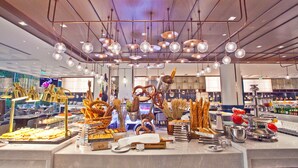 Montaje de bufé con diversos alimentos y un diseño de interiores moderno.