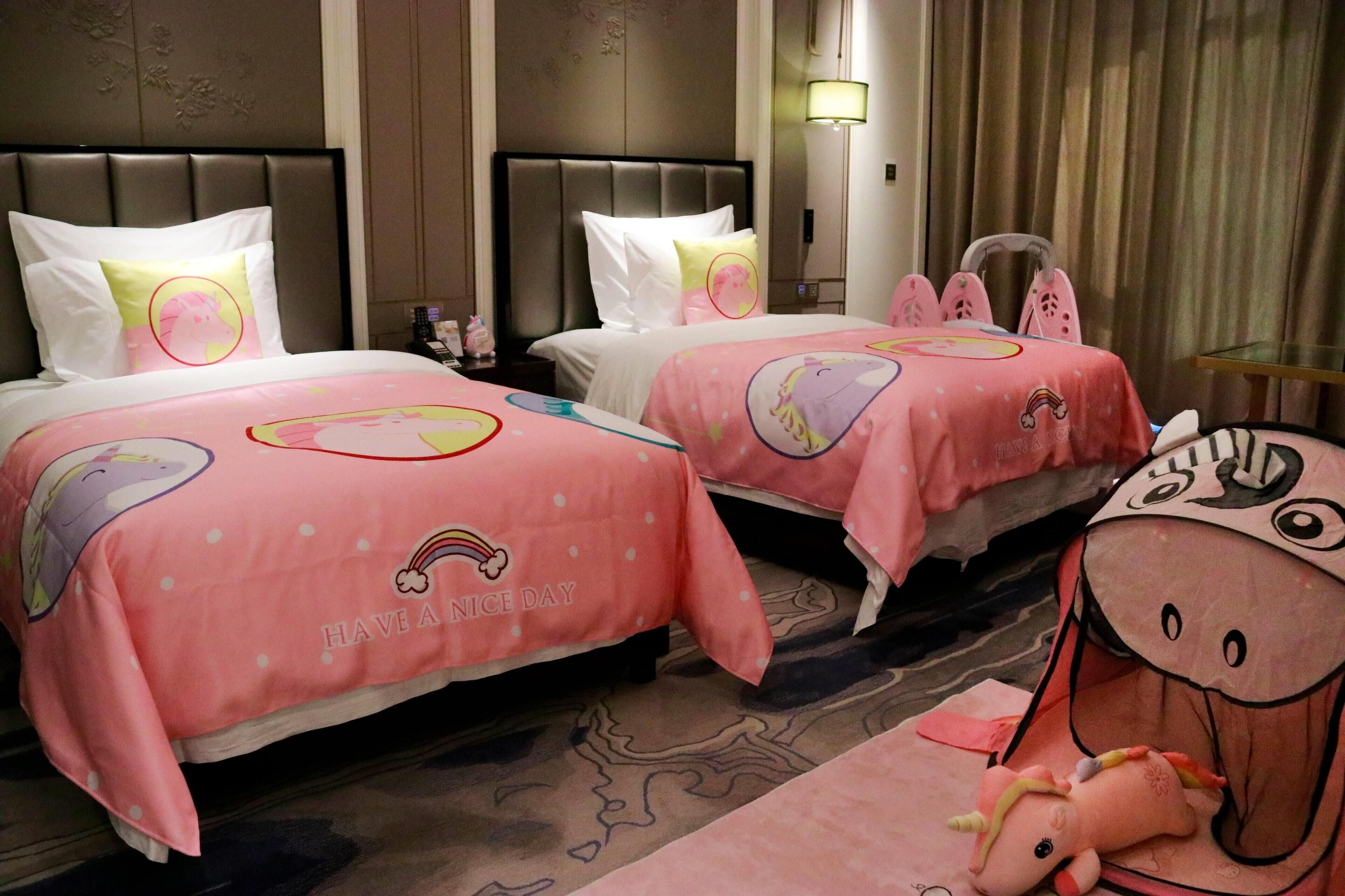 Chambre Familiale, 1 très grand lit (Unicorn Theme)