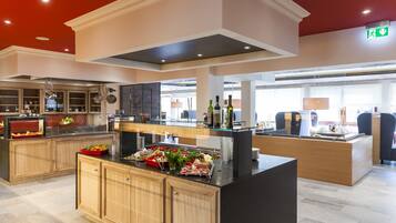 Tägliches Frühstücksbuffet (19.9 EUR pro Person)