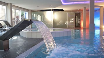 Inomhuspool och solstolar