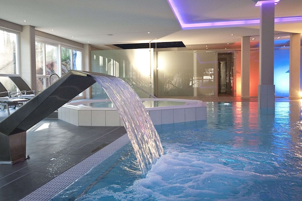 Indoor pool, pool loungers