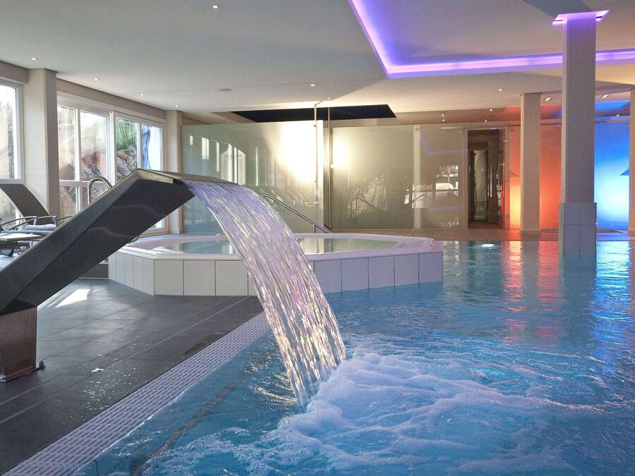 Indoor pool, sun loungers