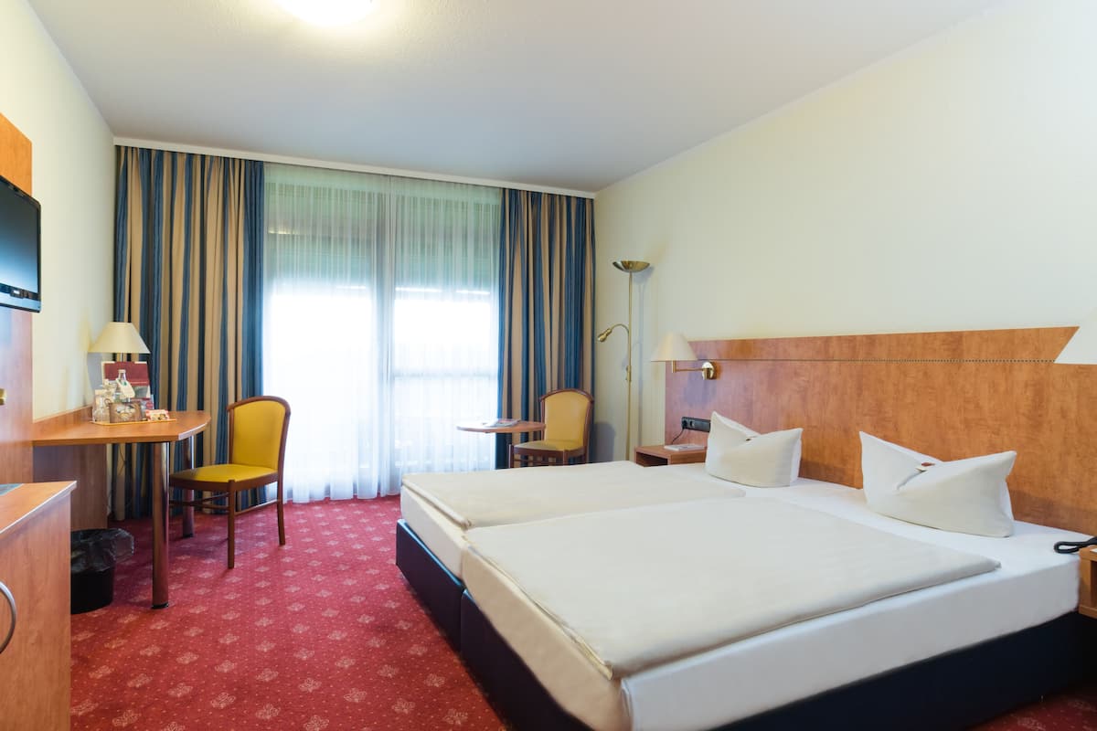 Hypo-allergenic bedding, in-room safe, desk, blackout curtains