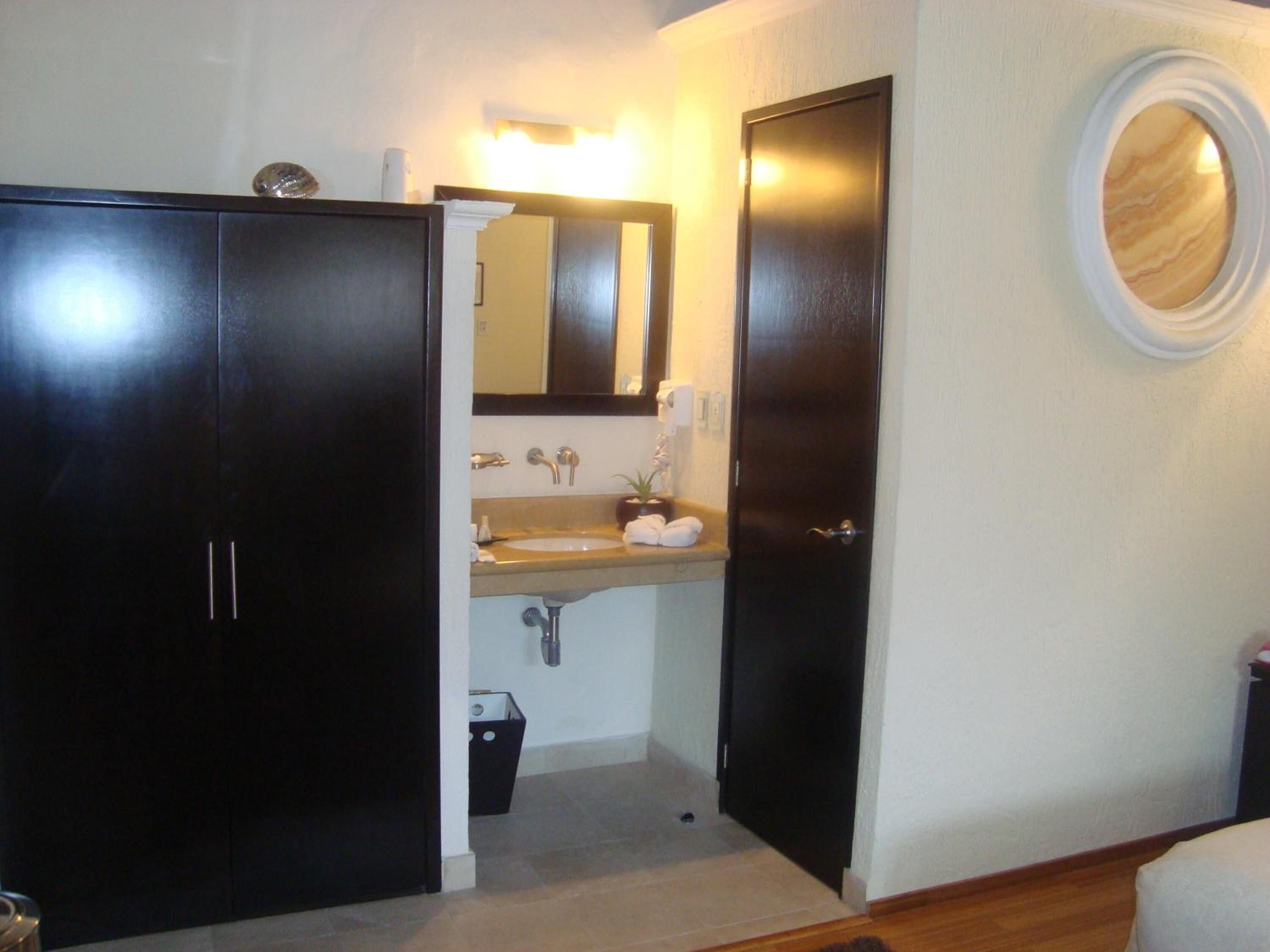 standard studio, 1 double bed | bathroom | shower, hydromassage showerhead, designer toiletries, hair dryer