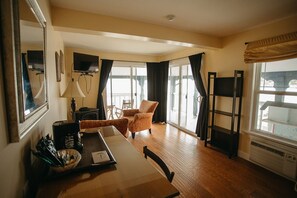 Superior kamer, uitzicht op zee, aan zee | Individueel gedecoreerd, een bureau, verduisterende gordijnen