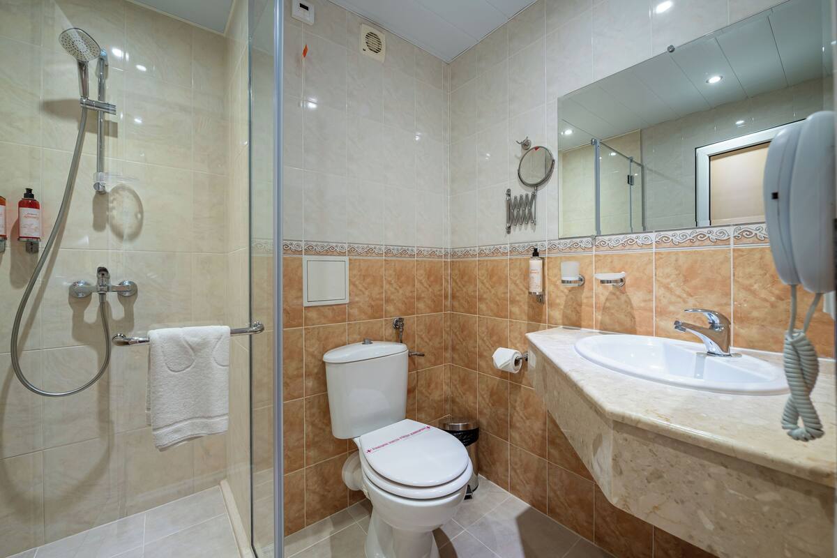 standard double or twin room, balcony, partial sea view | bathroom | shower, towels