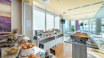 Se ofrece un desayuno bufé (15 BGN por persona)