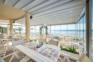 Breakfast, lunch and dinner served