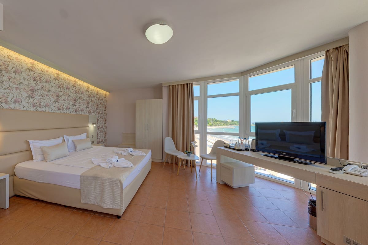 Studio Standard, balcon, vue sur la mer | Literie de qualitĂ©, minibar, rideaux dâobscurcissement