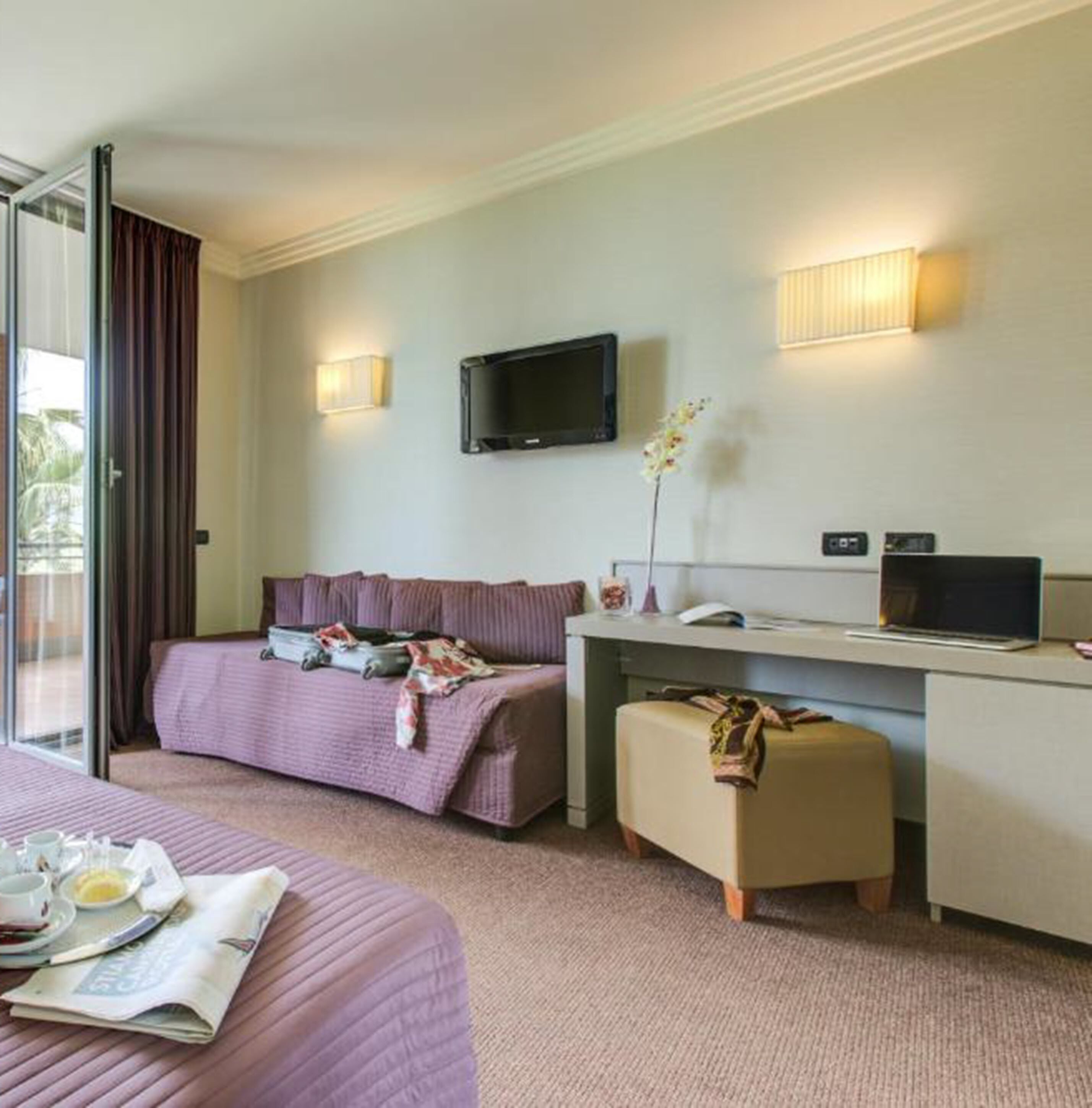 small family room | hypo-allergenic bedding, pillow-top beds, minibar, in-room safe