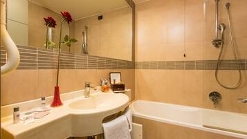 Een bad/douchecombinatie, gratis toiletartikelen, een haardroger