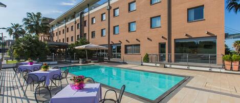 Piscine extérieure (ouverte en saison), parasols de plage