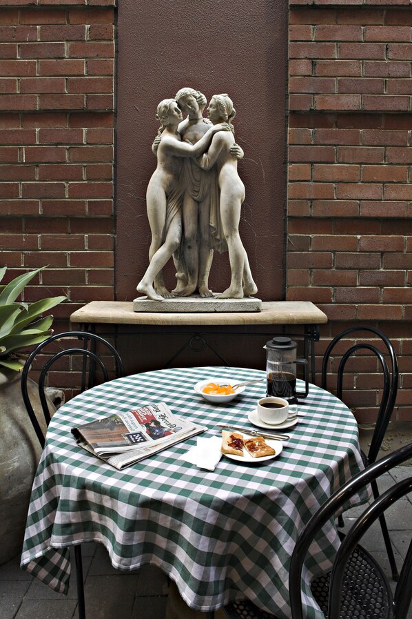 Dining - Woolbrokers Hotel Darling Harbour (Pyrmont)