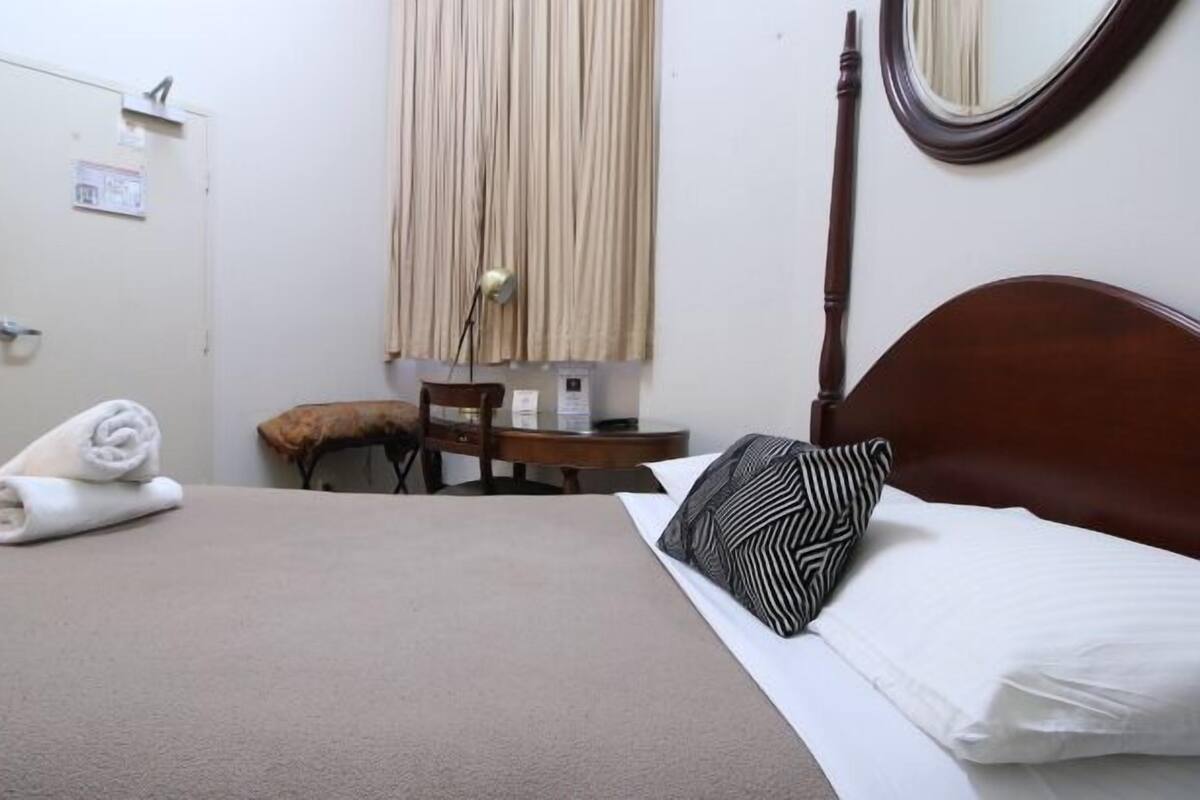 Blackout drapes, WiFi (free), bed sheets