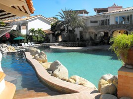 2 piscinas al aire libre, sombrillas, sillones reclinables de piscina