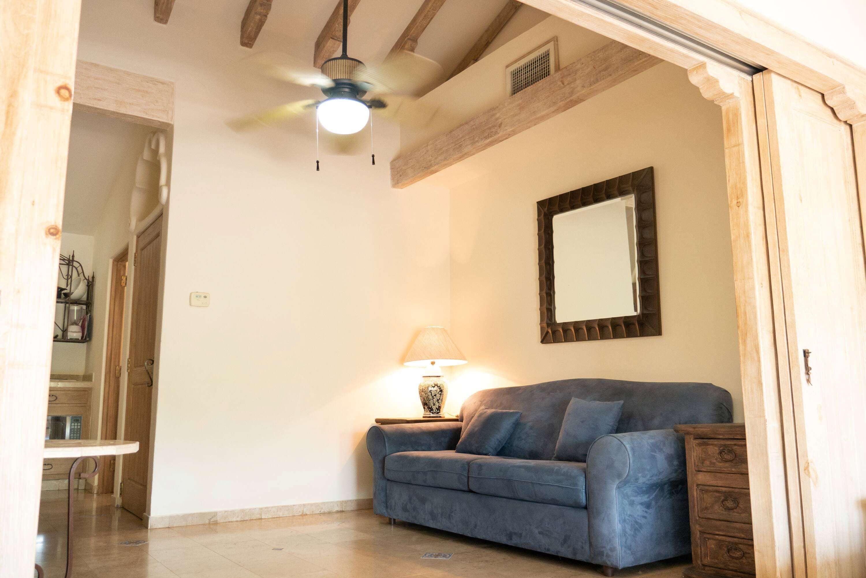 Frigobar, cofres nos quartos, individualmente mobiliados, escrivaninha