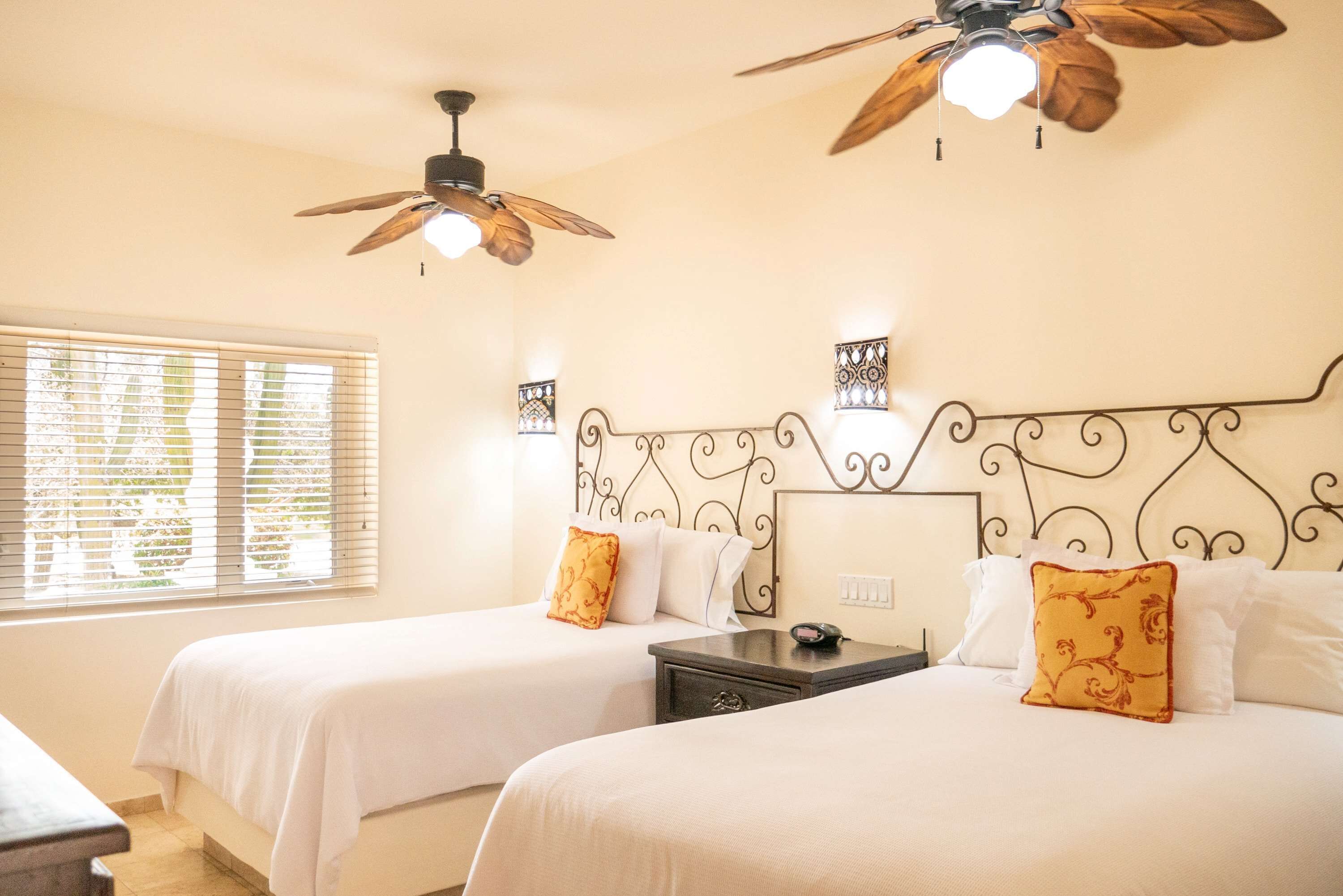 Frigobar, cofres nos quartos, individualmente mobiliados, escrivaninha