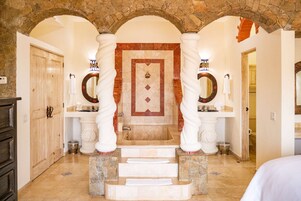 Minibar, caja de seguridad en la habitación y muebles diferentes 