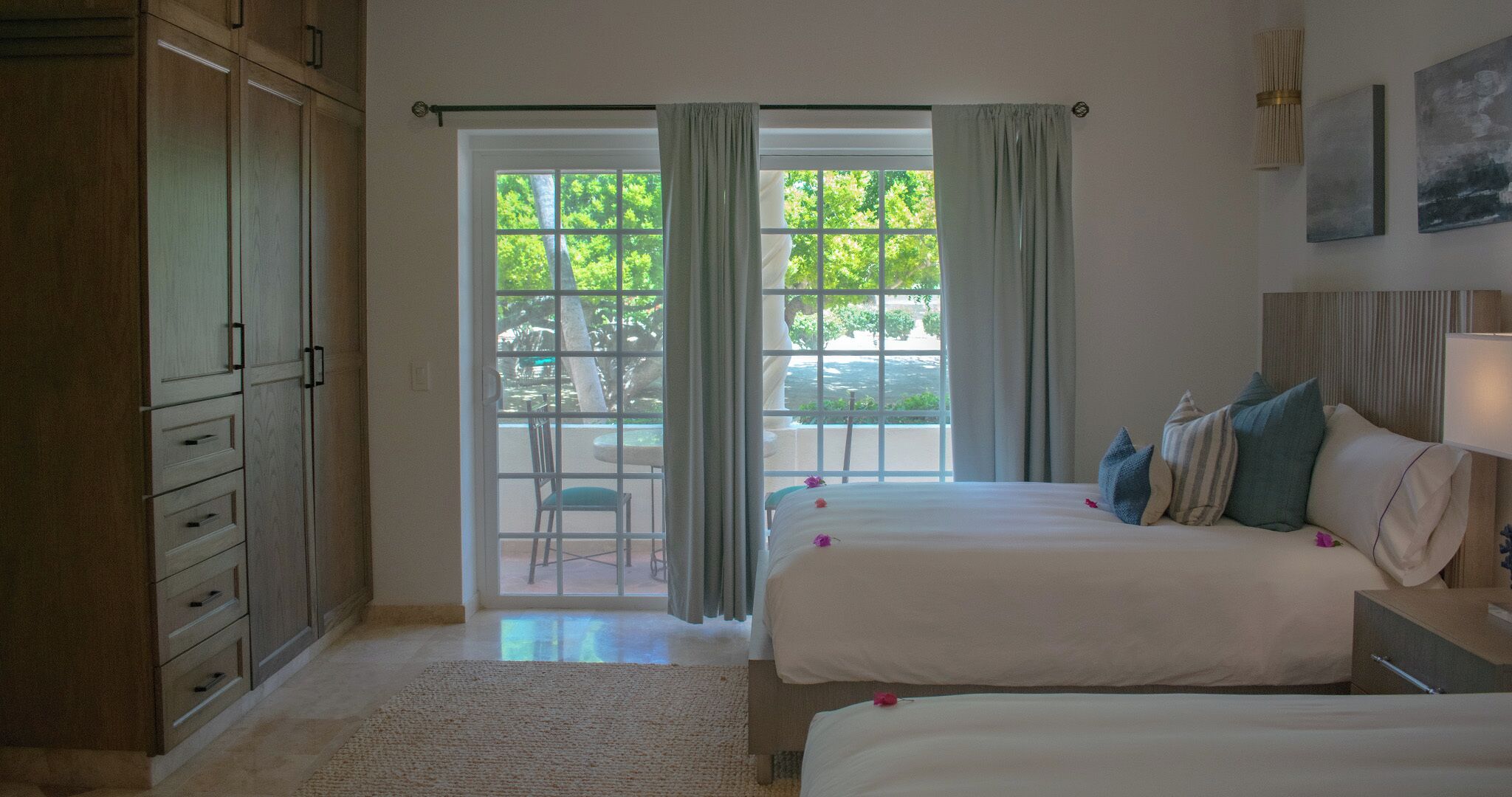 Deluxe Double Studio | Frigobar, cofres nos quartos, individualmente mobiliados, escrivaninha