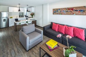 Suite, 1 Tempat Tidur King, dapur, pemandangan kota | Dapur pribadi | Lemari es, microwave, oven, dan kompor