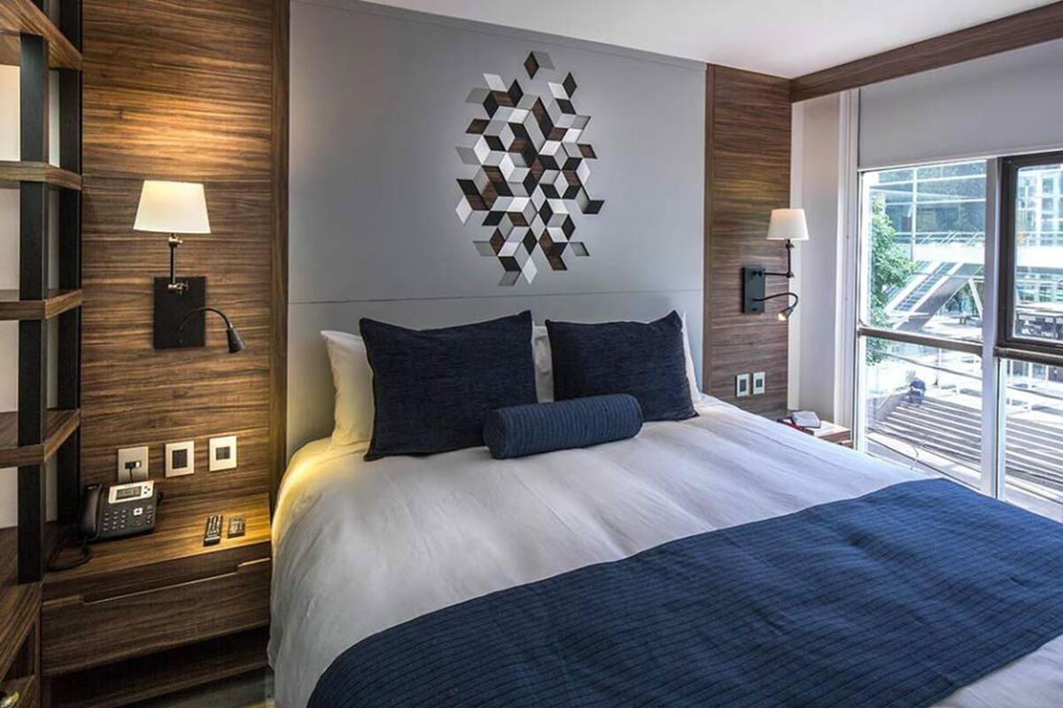 Suite, 1 cama King size, cocina, vista a la ciudad | 1 habitación, caja de seguridad en la habitación y escritorio 