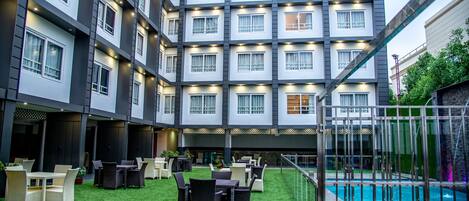 Overnatningsstedets facade – aften/nat