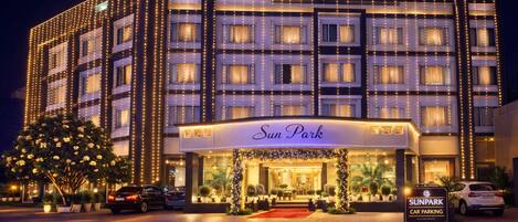 Façana frontal de l'allotjament (vespre/nit)