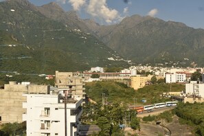 Paisagem montanhosa com uma cidade no vale.