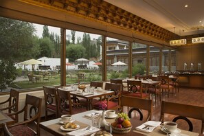 Daily buffet breakfast (INR 1050 per person)