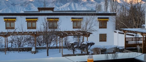 3 restaurants; breakfast, lunch, dinner, and brunch served