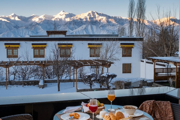 3 restaurants; breakfast, lunch, dinner and brunch served