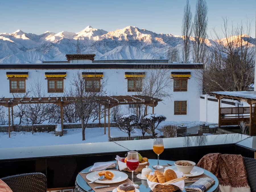 3 restaurants; breakfast, lunch, dinner, and brunch served
