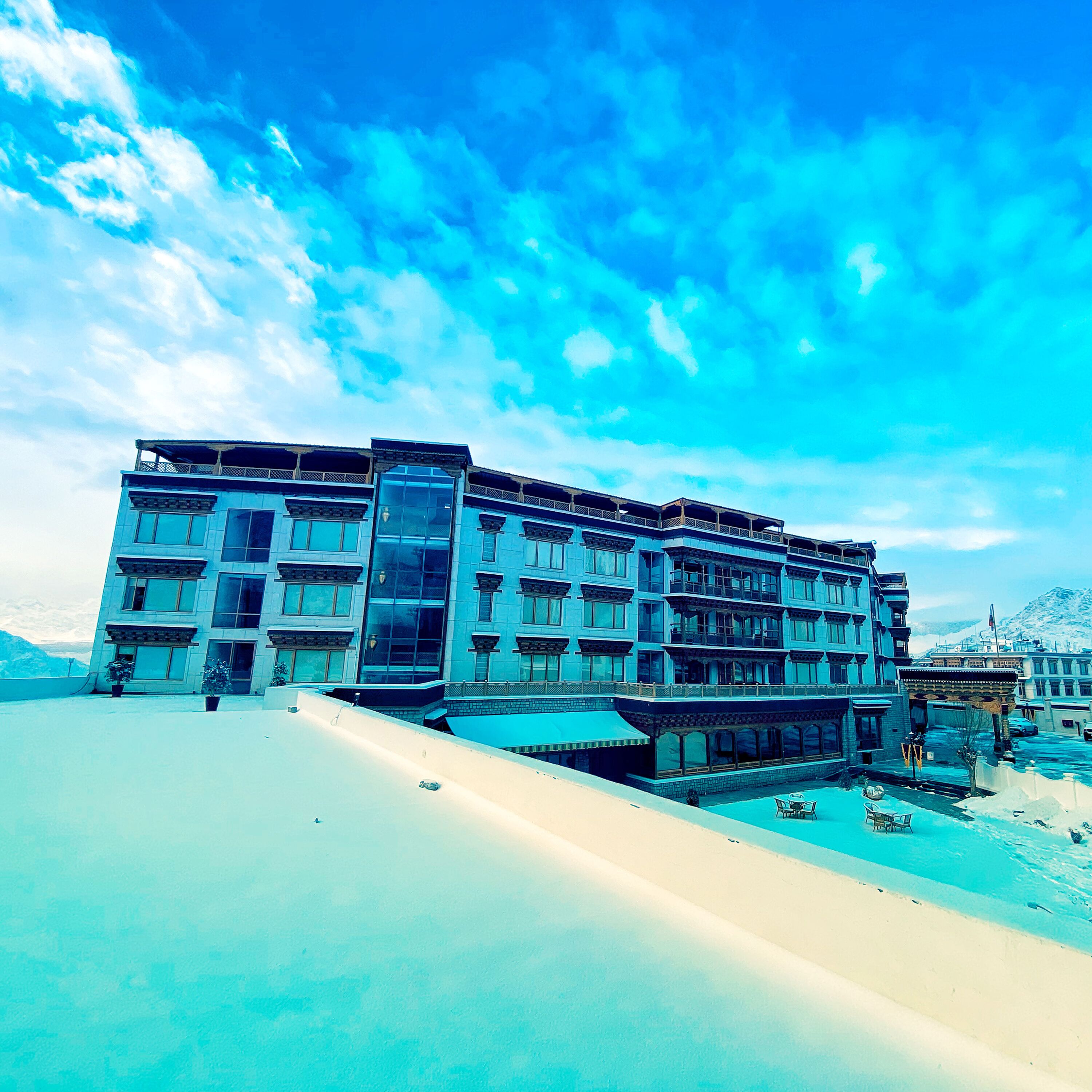 Un hotel a più piani con un design architettonico moderno, caratterizzato da ampie finestre e balconi.