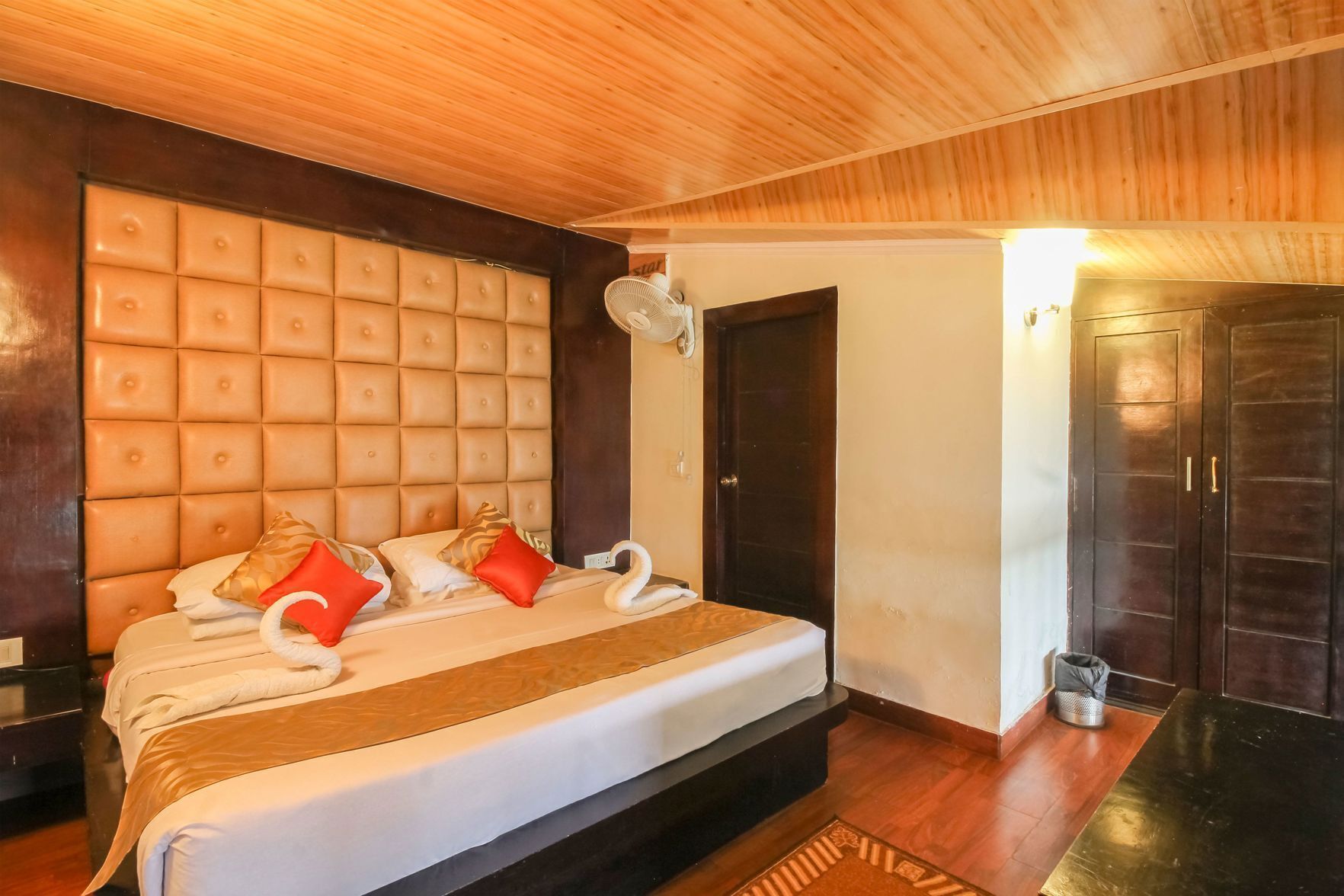 Premium bedding, desk, iron/ironing board, free WiFi