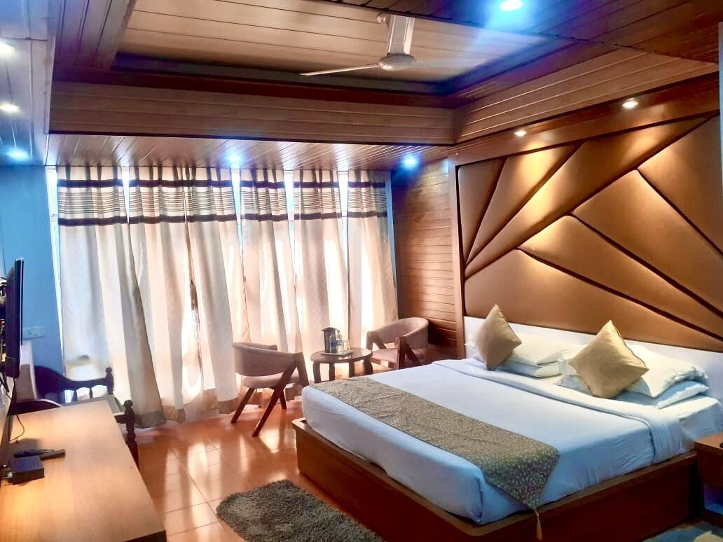 Premium bedding, desk, iron/ironing board, free WiFi