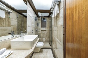 Deluxe Room, 1 Bedroom | Bathroom | Shower, rainfall showerhead, free toiletries, hair dryer