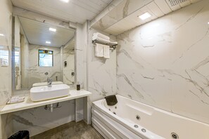 ห้องพัก | เตียงเมมโมรีโฟม, ตู้นิรภัยในห้องพัก, ตกแต่งพิเศษโดยเฉพาะ, โต๊ะทำงาน