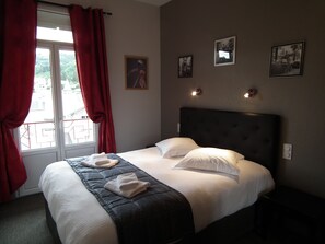 Premium bedding, in-room safe, desk, blackout curtains - Aviation Hotel (La Bourboule)