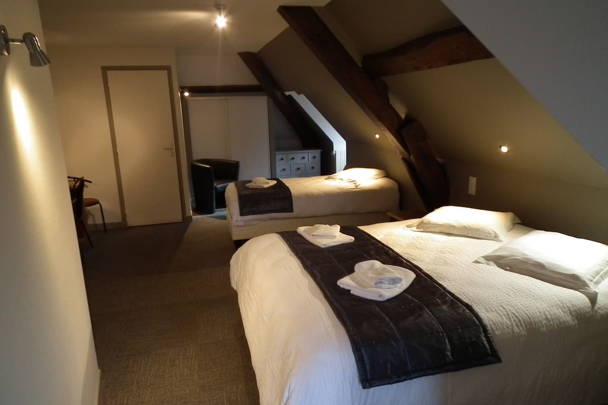 Standard Triple Room | Premium bedding, in-room safe, desk, blackout curtains