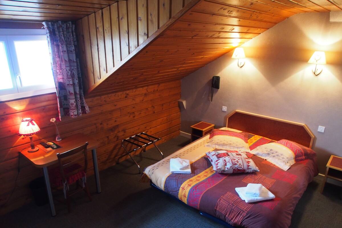 Økonomi-dobbeltrom | Sengetøy av topp kvalitet, safe på rommet og skrivebord