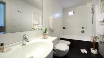Dusche, kostenlose Toilettenartikel, Haartrockner, Bidet