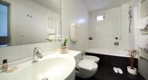 Shower, free toiletries, hair dryer, bidet - Trieste Hotel (Rimini)