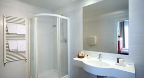 Shower, free toiletries, hair dryer, bidet