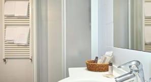Shower, free toiletries, hair dryer, bidet - Trieste Hotel (Rimini)