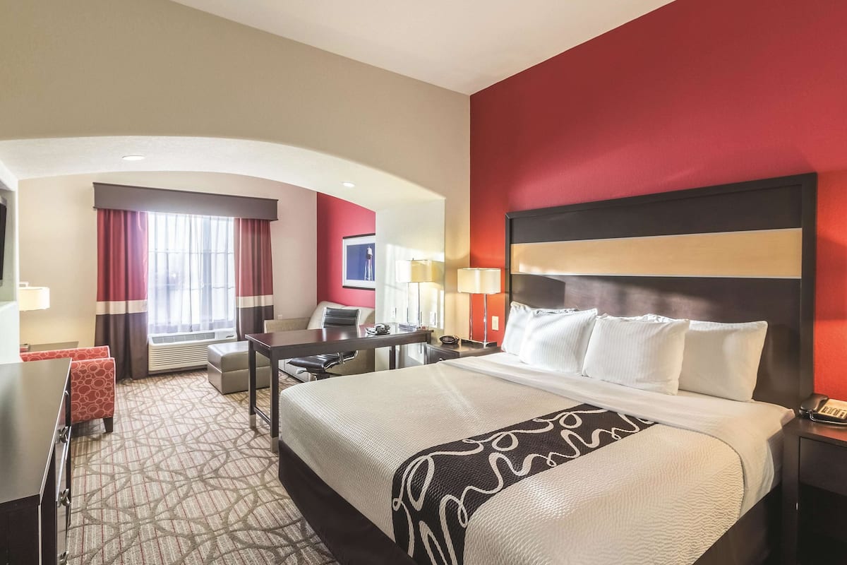 deluxe room, 1 king bed, accessible, non smoking (mobility/hearing impaired accessible) | premium bedding, down duvets, individually furnished, desk