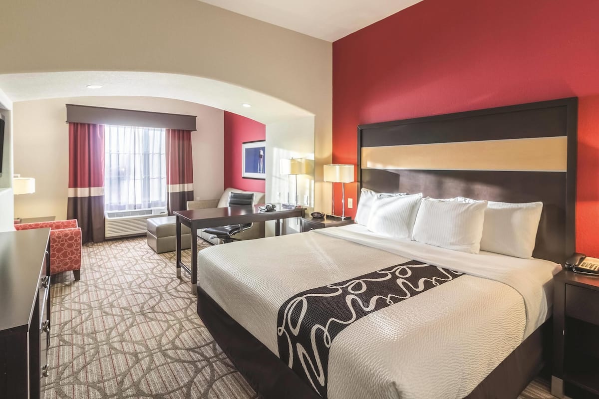 Deluxe Room, 1 King Bed, Accessible, Non Smoking (Mobility/Hearing Impaired Accessible) | Premium bedding, down comforters, desk, blackout drapes