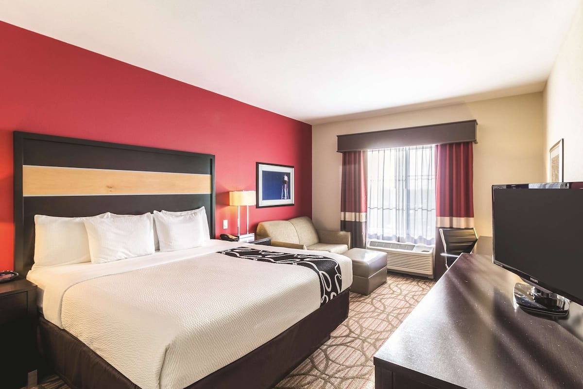 room, 1 king bed, non smoking | premium bedding, down duvets, individually furnished, desk