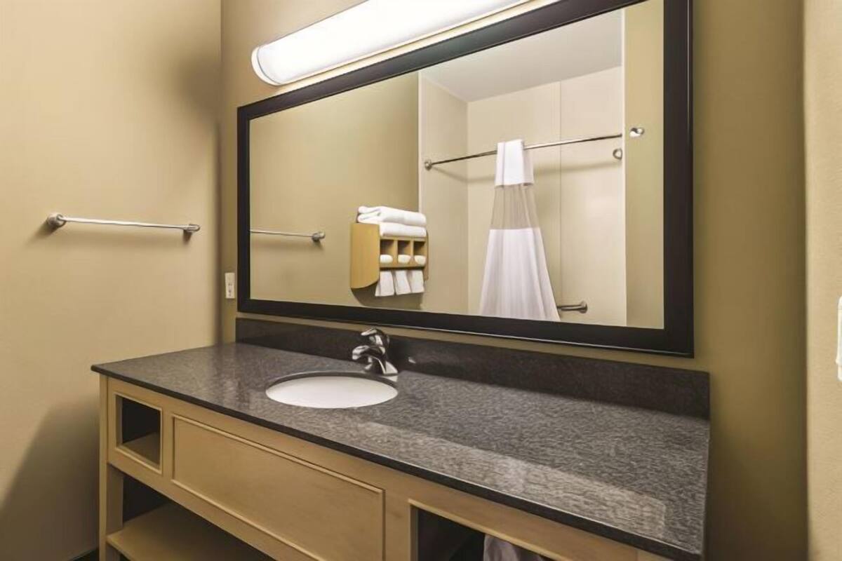 Bad | Kombinert dusj/badekar, toalettartikler (inkludert) og hårføner