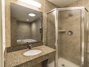 Deluxe Room, 1 King Bed, Non Smoking | Bathroom | Combined shower/bathtub, free toiletries, hair dryer, towels - La Quinta Inn & Suites by Wyndham Fargo-Medical Center (Fargo)