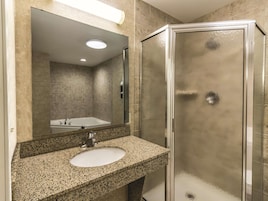 Deluxe Room, 1 King Bed, Non Smoking | Bathroom | Combined shower/tub, free toiletries, hair dryer, towels